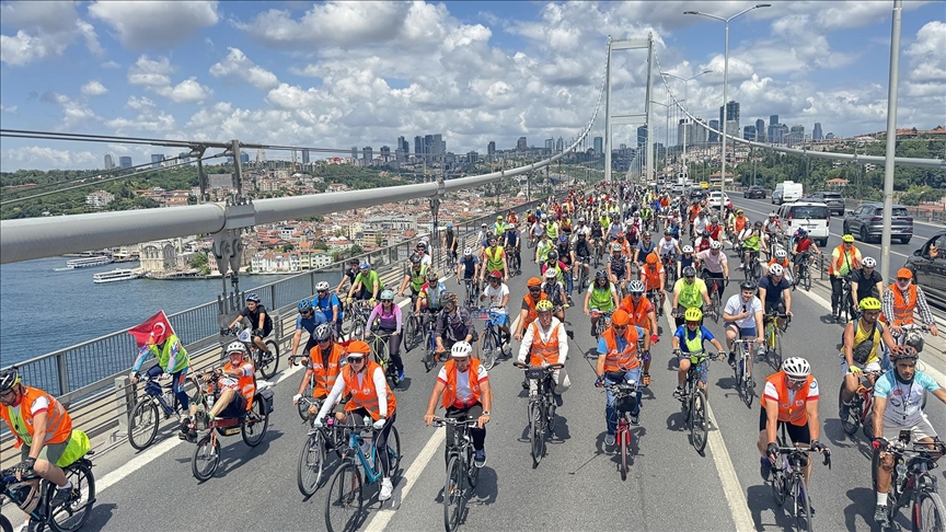 İstanbullular çevre ve trafik farkındalığı için Avrupa'dan Asya'ya pedal bastı