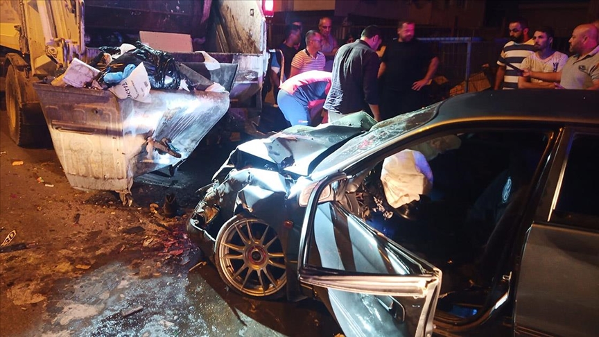 Mersin'de otomobil çöp kamyonuna çarptı, 1 kişi öldü, 4 kişi yaralandı