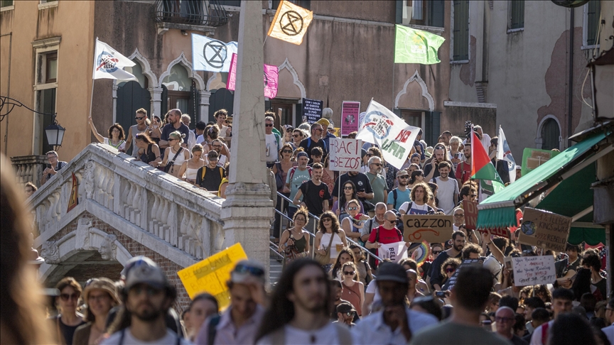 Mijëra njerëz protestojnë në Venecia kundër dasmës së Jeff Bezos