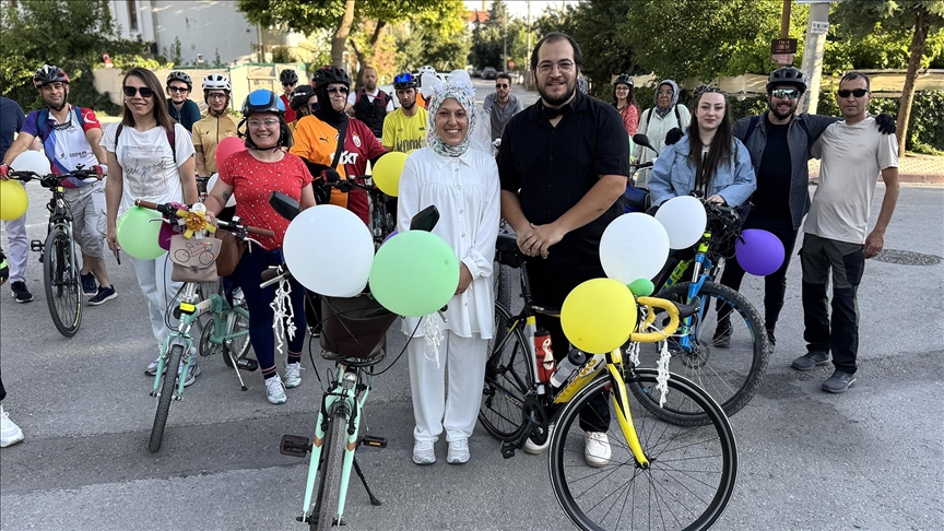 Nişanlı çift, gürültü kirliliğine dikkati çekmek için bisikletlilerle konvoy oluşturdu