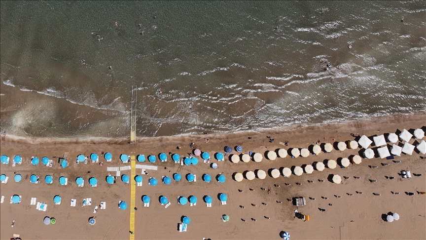 Mersin'in 11 mavi bayraklı plajı yerli ve yabancı turistlere hizmet verecek