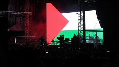 Grupi britanik “Massive Attack” shfaq mesazh mbështetjeje për Palestinën në koncertin në Shkup