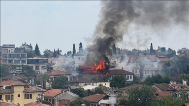 Antalya'da tarihi Kaleiçi'nde çıkan yangına müdahale ediliyor