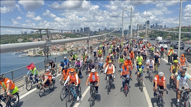 İstanbullular çevre ve trafik farkındalığı için Avrupa'dan Asya'ya pedal bastı 