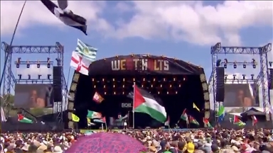 İngiltere'de düzenlenen dünyaca ünlü Glastonbury Festivali'nde "İsrail ordusuna ölüm" sloganları atıldı