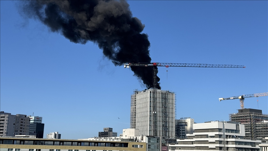Zjarri në një ndërtesë shumëkatëshe në Berlin shkakton panik