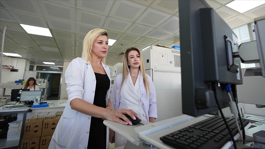 Doktor kardeşler aynı hastanede bilimsel işbirliği yapıyor