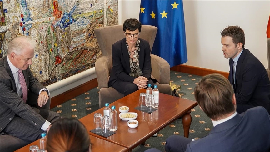 Komisarja evropiane për zgjerimin mbërrin në Shkup për takimin BE-Ballkani Perëndimor