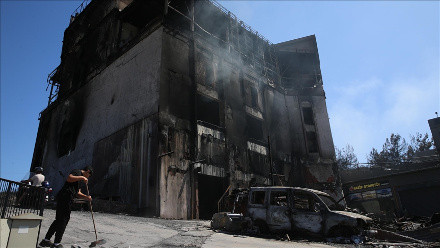 İzmir'de orman yangınının sıçradığı galericiler sitesinde hasarın boyutu ortaya çıktı