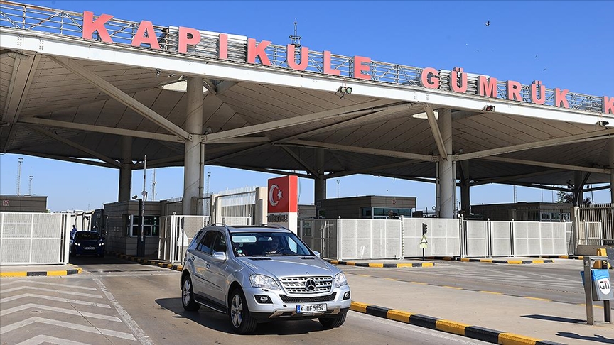 Sıla yolundaki gurbetçiler Türkiye'ye kavuşmanın mutluluğunu yaşıyor
