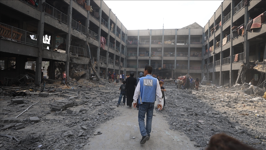 Që nga 7 tetori 2023 Izraeli bombardoi 256 qendra strehimi në Gaza ku ndodheshin mbi 700 mijë palestinezë