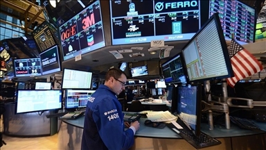US stocks end with gains as trade talks with Canada to resume