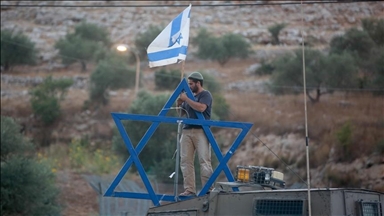 إضافة لاستهداف الفلسطينيين.. مستوطنون يهاجمون الجيش الإسرائيلي 