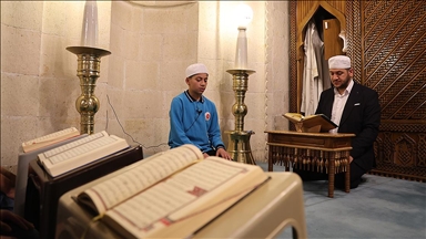 Hafızlığını tamamlayan öğrenci bir günde Kur'an-ı Kerim'i hatmetti