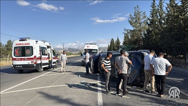 Li Adiyemanê makîneya dirûnê û otomobîlek li hevdu qelibîn, 6 kes birîndar bûn