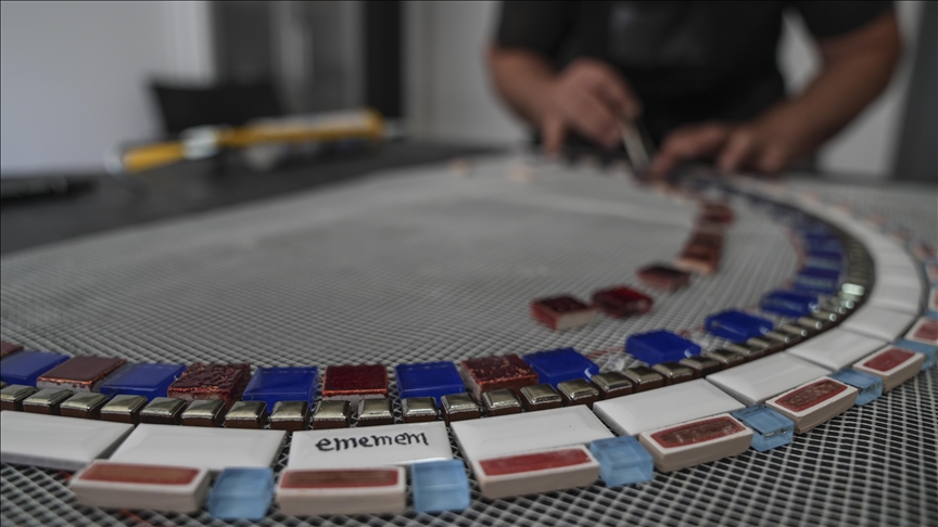 Fransız sokak sanatçısı Ememem, "şehirlerin yaralarını" mozaikleriyle örtüyor