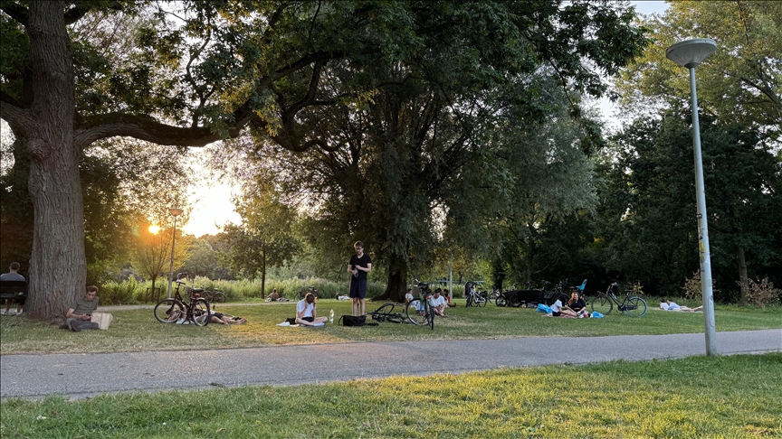 Hollanda'nın 3 bölgesi için aşırı sıcak sebebiyle turuncu alarm verildi