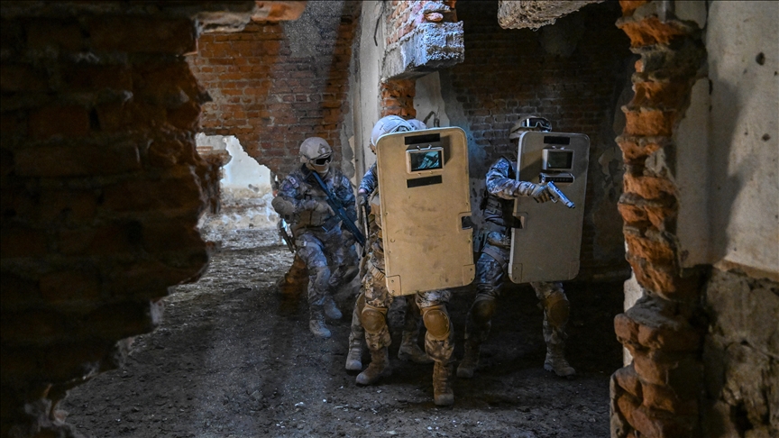 Özel harekat polisleri, zorlu tatbikat ve eğitimlerle göreve hazırlanıyor