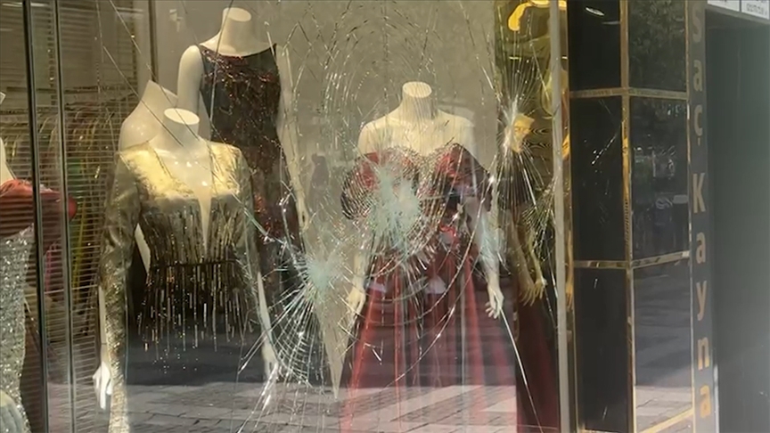 Bakırköy'de bir şüphelinin taş atarak iş yerlerine zarar vermesi esnafı tedirgin etti 