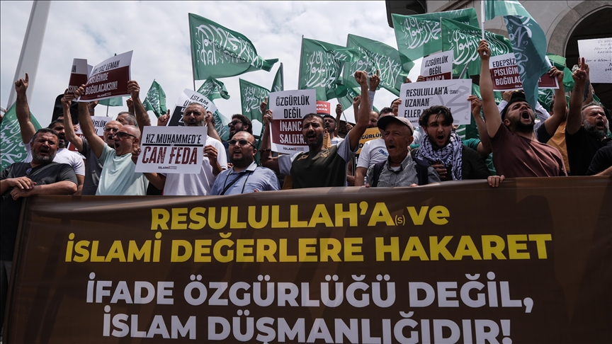 Hazreti Muhammed'in karikatür çizimini yayımlayan dergi protesto edildi