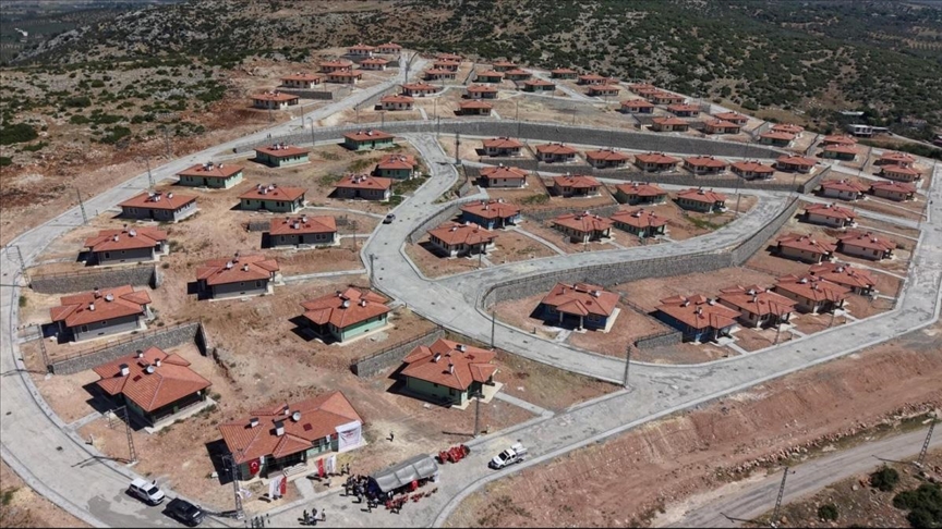 Osmaniye'de yapımı tamamlanan 89 köy evi depremzedelere teslim edildi