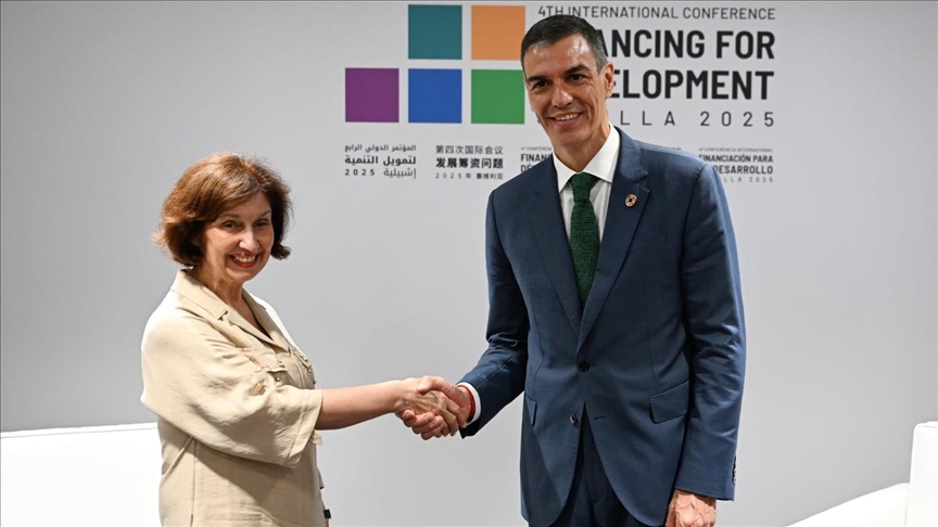 Siljanovska-Davkova takohet me kryeministrin spanjoll Sanchez, në fokus integrimi evropian dhe bashkëpunimi ekonomik