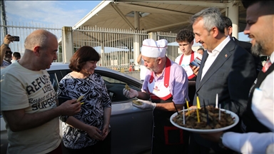 Kapıkule'den yurda giriş yapan gurbetçilere renkli karşılama