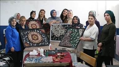 بحروف عربية.. نساء تركيات يحولن السجاد الرث إلى لوحات فنية