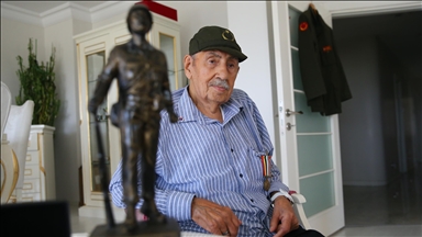 Savaşa gönüllü giden 95 yaşındaki Kore gazisi madalyasını onurla taşıyor