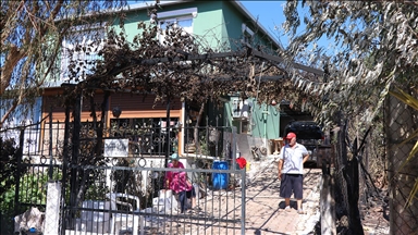 Yaşlı çiftin evi ve tavukları rüzgarın yön değiştirmesiyle ⲹԲıdan son anda kurtuldu