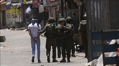 إسرائيل تعتقل 4 فلسطينيين بالضفة.. والمستوطنون يواصلون اعتداءاتهم