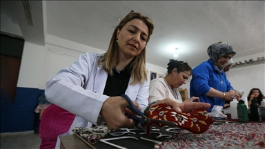 Atıl halılar kadınların elinde sanat eserine dönüştü