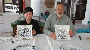 Babasından kaligrafi sanatını öğrenen Yusufcan, ürettiği eserleri sanatseverlerle buluşturuyor