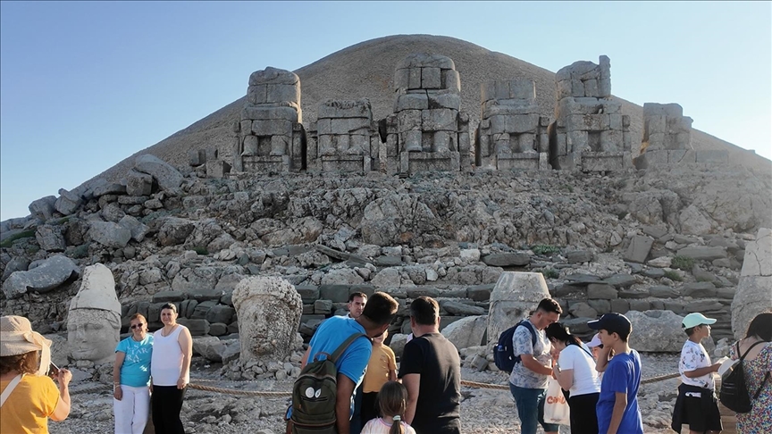 Nemrut Dağı'nda ziyaretçi yoğunluğu artıyor
