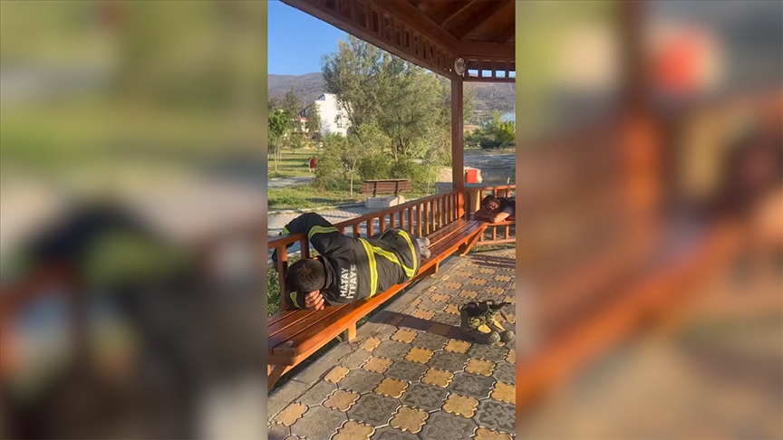 Hatay'daki orman yangınına müdahale eden itfaiyeciler kaldırım ve banklarda dinlendi