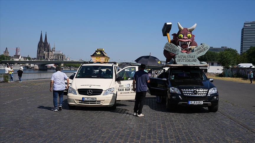 Almanya'da taksiciler özel ulaşım hizmeti veren şirketleri protesto etti
