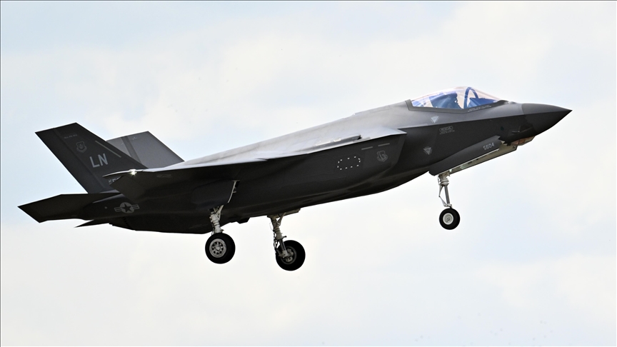 İsviçre'de ABD'den sipariş edilen F-35A savaş uçaklarının fiyatının sürekli artması tartışılıyor