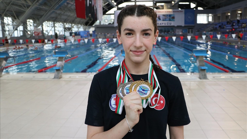 Yüzmede 60 madalyası bulunan Melisa Zobar derecelerine yenilerini eklemek istiyor 