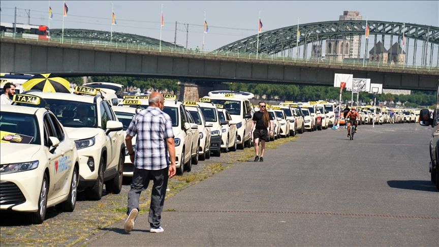 Gjermani, taksistët protestojnë kundër kompanive që ofrojnë shërbim të transportit privat