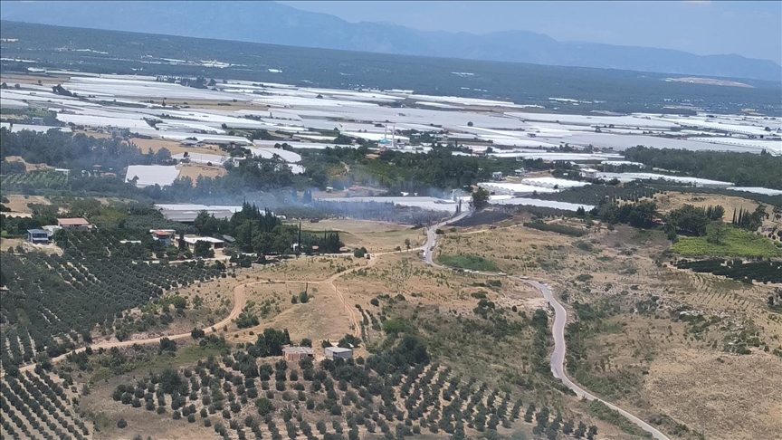 Antalya'da makilik alanda çıkan yangına müdahale ediliyor