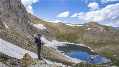Tunceli dağlarının zirvesindeki Buyer Gölü doğaseverlerin rotası oldu
