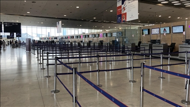 Fransa'da işçi grevi nedeniyle Paris ve çeşitli şehirlerde bazı uçuşlar iptal edildi