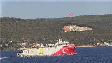 Somali'deki görevini tamamlayan Oruç Reis Sismik Araştırma Gemisi, Çanakkale Boğazı'ndan geçti