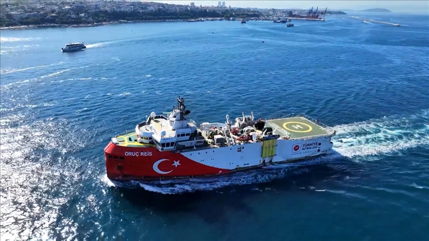 Somali'deki görevini tamamlayan Oruç Reis Sismik Araştırma Gemisi, İstanbul Boğazı'ndan geçiyor
