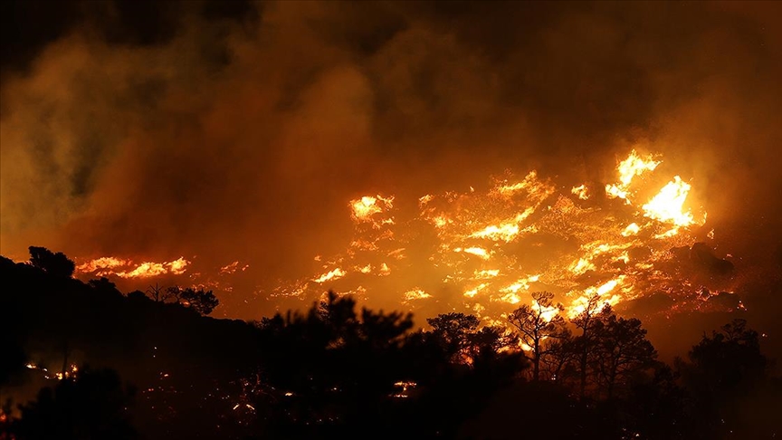 Girit Adası'ndaki yangının yerleşim yerlerine sıçraması sonucu bazı evler zarar gördü
