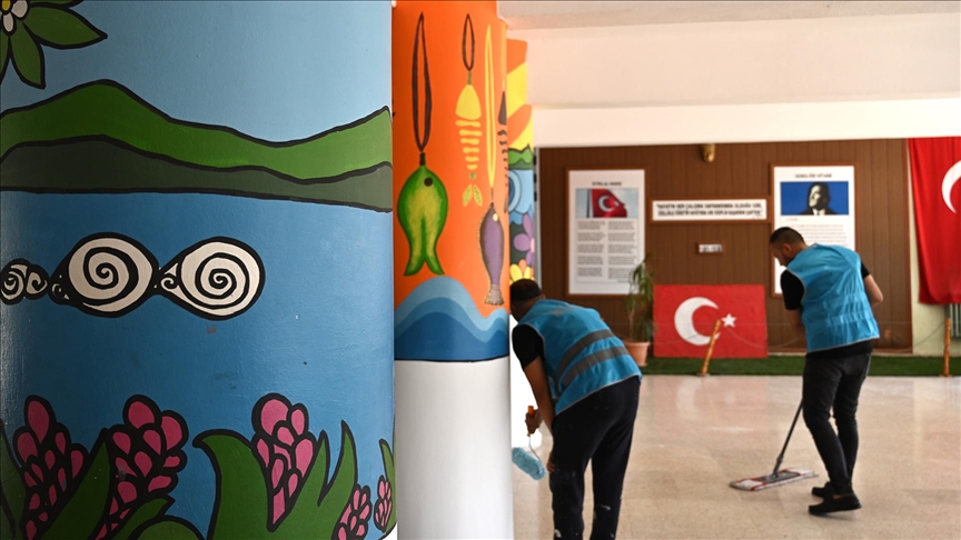 Osmaniye'de okul ve kamu binaları yükümlülerin eliyle güzelleşiyor