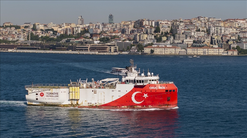 Somali'deki görevini tamamlayan Oruç Reis Sismik Araştırma Gemisi, İstanbul Boğazı'ndan geçiyor