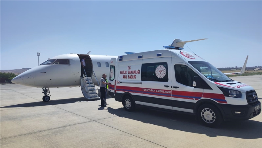 Batman'da ambulans uçak 33 günlük bebek için havalandı