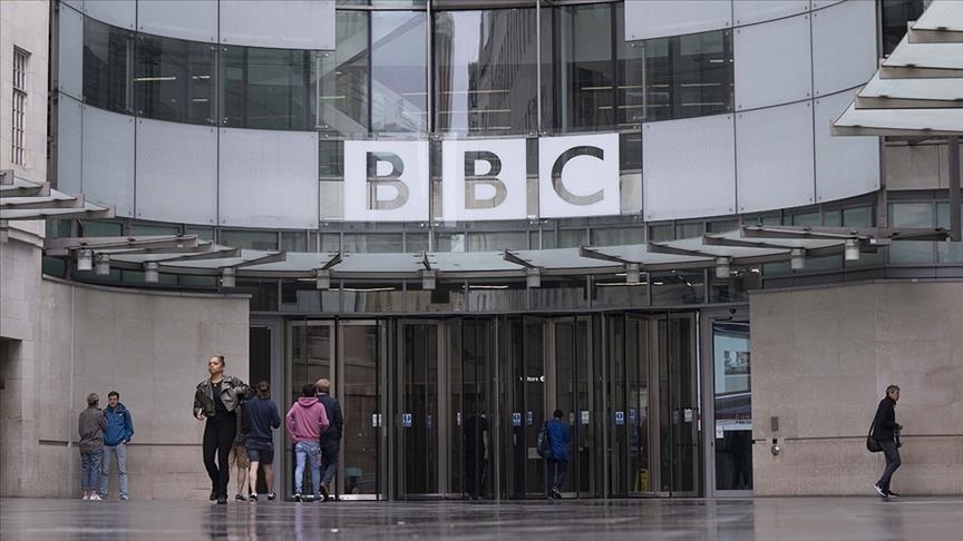 İngiltere’de ünlü isimler, İsrail yanlısı BBC yönetim kurulu üyesinin görevden alınmasını istedi
