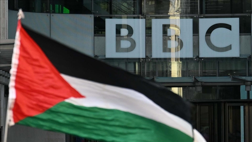 Hundreds of media figures urge BBC to remove board member over Gaza 'censorship'
